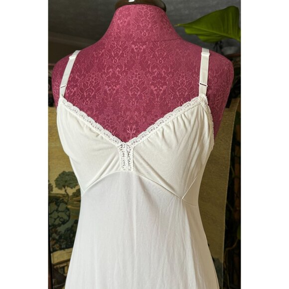 Vintage White Slip Dress With Lace Trim Adjustable Straps & Underbust Detailing - Picture 3 of 8